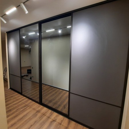 Раздвижные двери купе для встроенного шкафа в спальне 